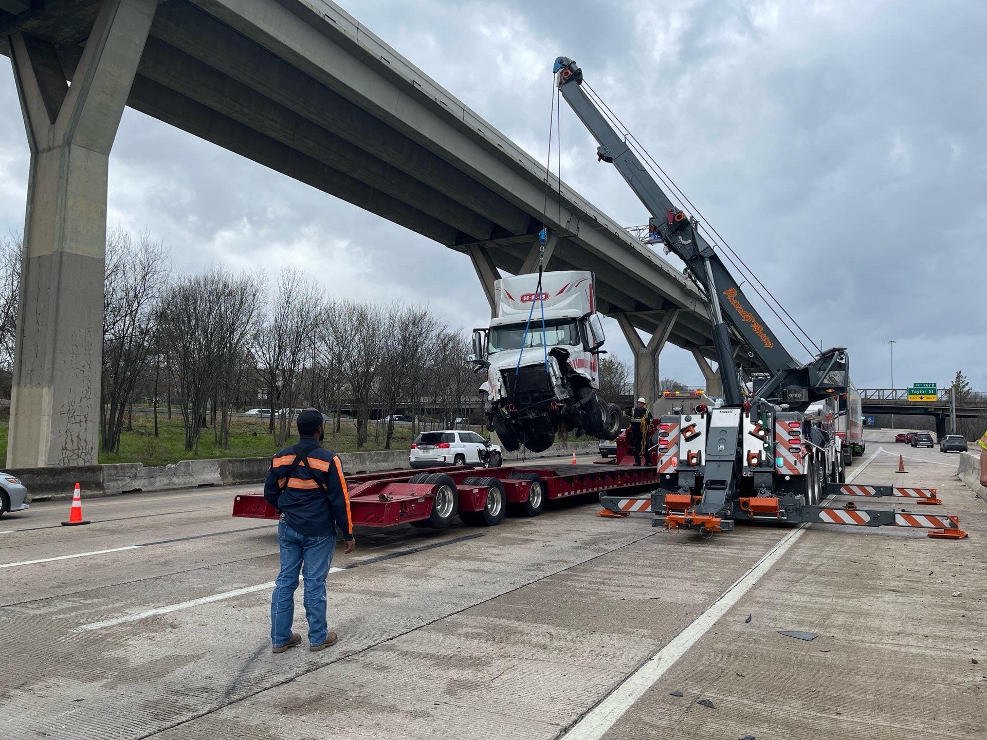 Priority Towing mobile crane and heavy hauling in Houston